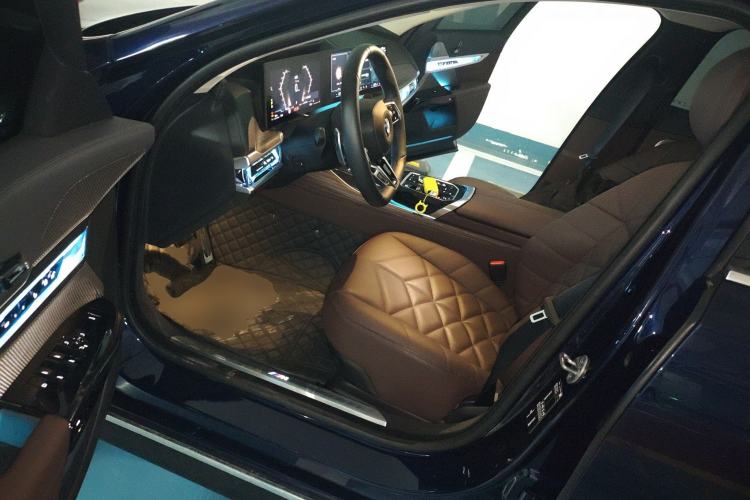 Used BMW 7 Series 2023 735Li M Sport Package Driver Seat