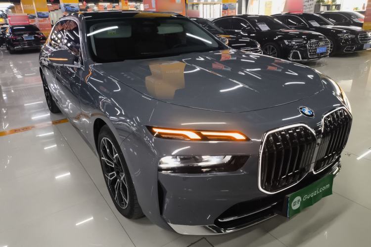 Used BMW 7 Series 2023 735Li Luxury Package Front Right 45 Deg