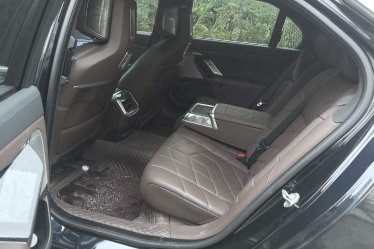 Used BMW 7 Series 2023 740Li Luxury Edition with Premium Package Left Rear Seat