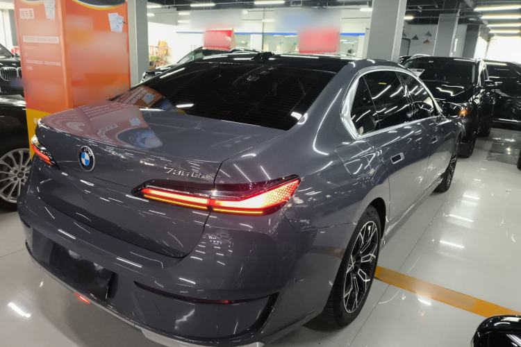 Used BMW 7 Series 2023 735Li Luxury Package Rear Right 45 Deg