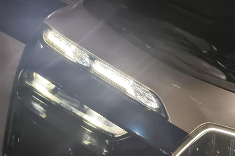 Used BMW 7 Series 2023 740Li Luxury Edition M Sport Package Right Front Headlight