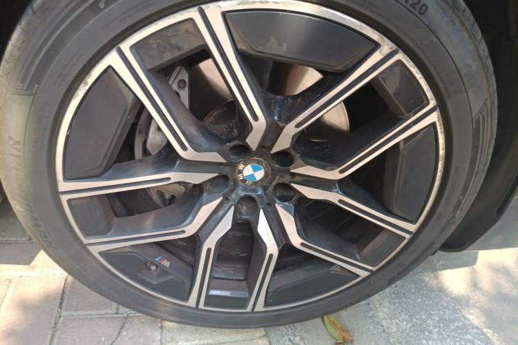 Used BMW 7 Series 2023 735Li M Sport Package Right Front Wheel Hub