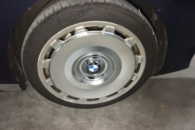 Used BMW 7 Series 2023 740Li Luxury Edition M Sport Package Right Front Wheel Hub
