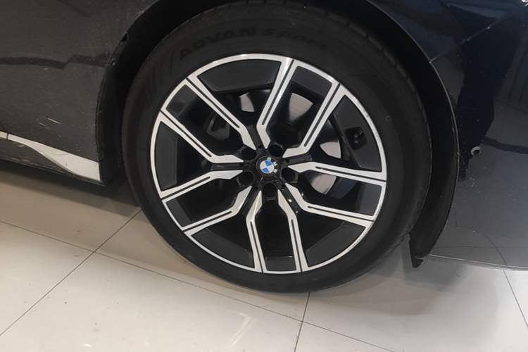 Used BMW 7 Series 2023 735Li M Sport Package Right Front Wheel Hub