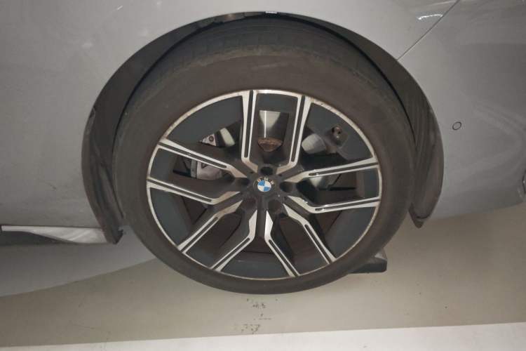 Used BMW 7 Series 2023 735Li M Sport Package Right Front Wheel Hub