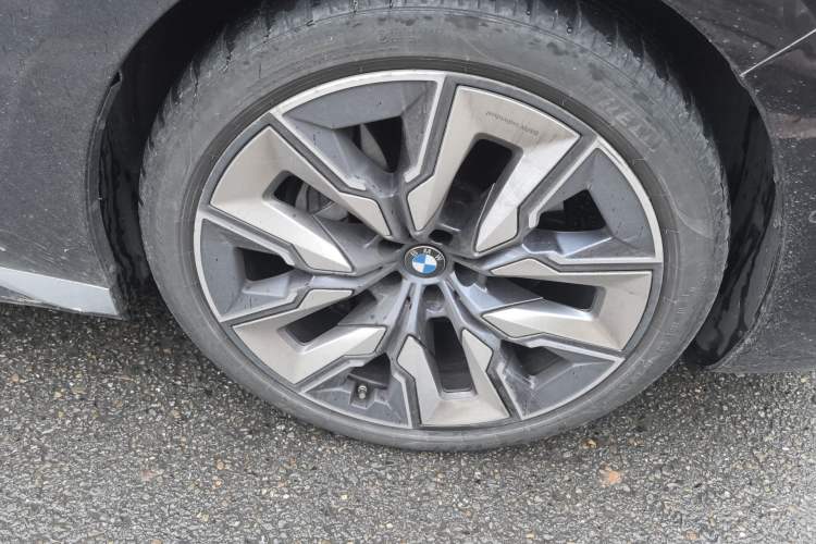Used BMW 7 Series 2023 740Li Luxury Edition with Premium Package Right Front Wheel Hub
