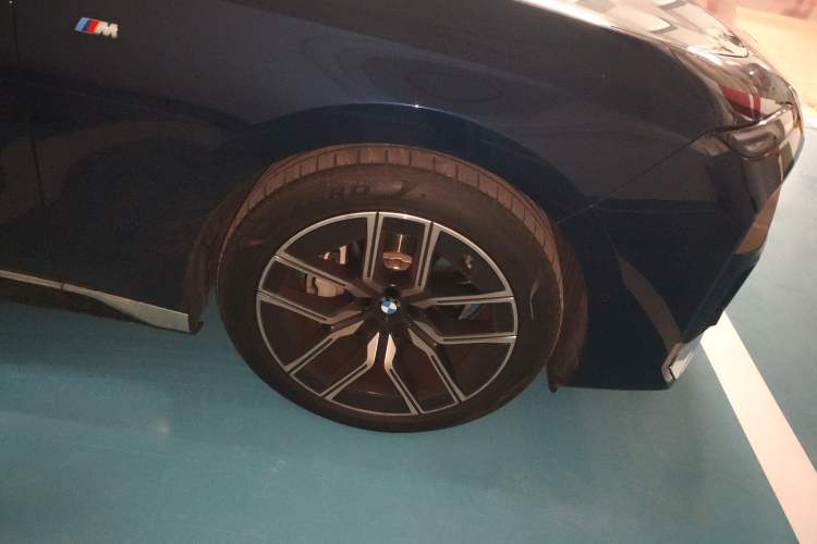 Used BMW 7 Series 2023 735Li M Sport Package Right Front Wheel Hub