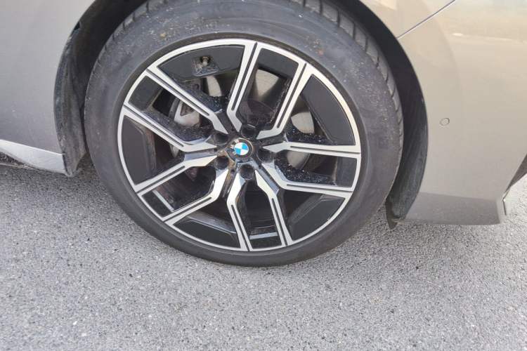 Used BMW 7 Series 2023 735Li M Sport Package Right Front Wheel Hub