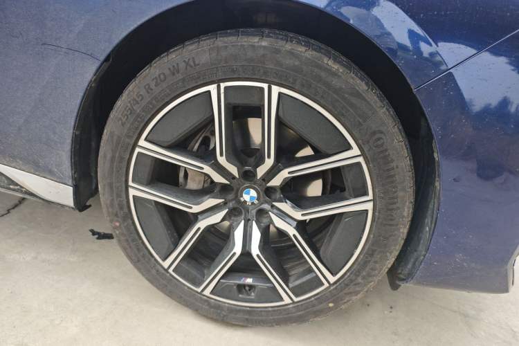Used BMW 7 Series 2023 735Li M Sport Package Right Front Wheel Hub
