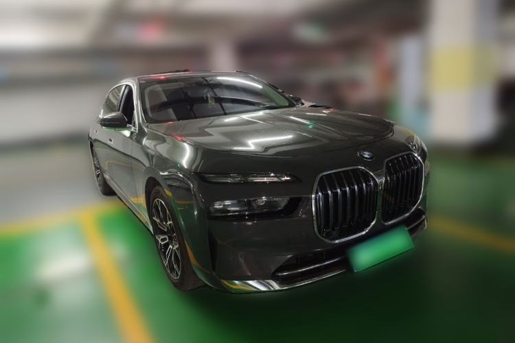Used BMW 7 Series 2023 735Li Luxury Package Front Right 45 Deg
