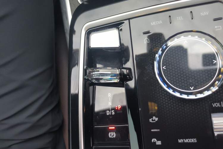 Used BMW 7 Series 2023 Restyled 740Li Luxury Edition M Sport Package Gear Lever