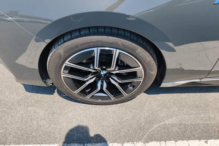 Used BMW 7 Series 2023 735Li M Sport Package Left Front Wheel Hub