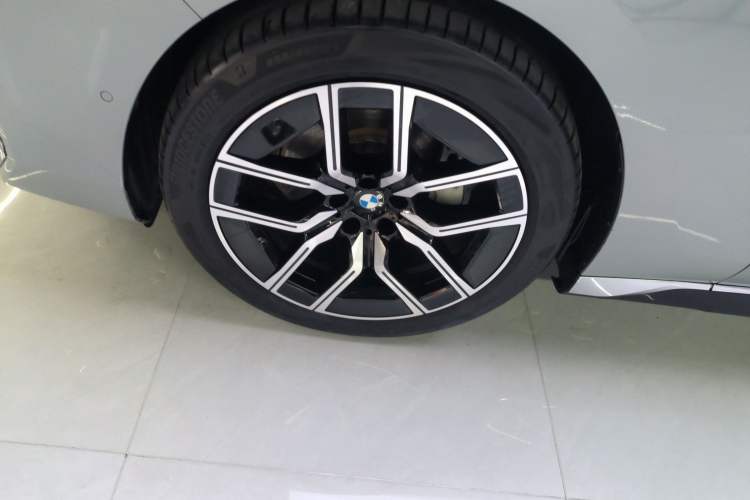 Used BMW 7 Series 2023 735Li M Sport Package Left Front Wheel Hub