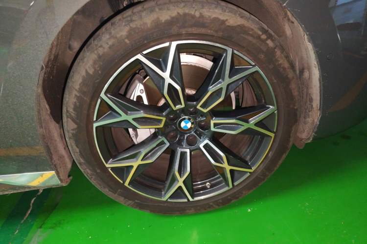 Used BMW 7 Series 2023 735Li Luxury Package Right Front Wheel Hub