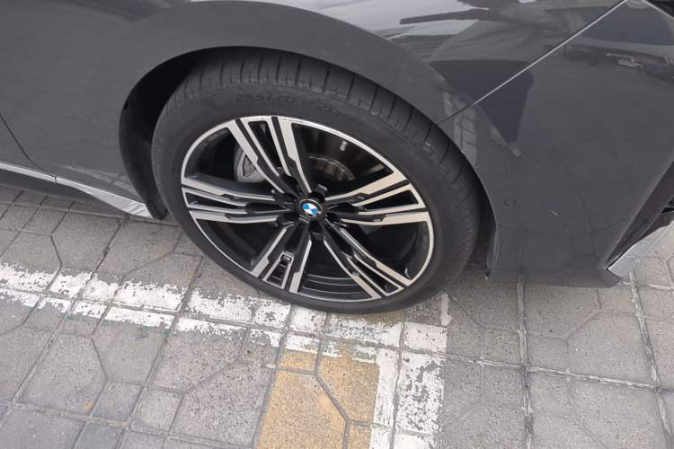 Used BMW 7 Series 2023 Restyled 740Li Luxury Edition M Sport Package Right Front Wheel Hub