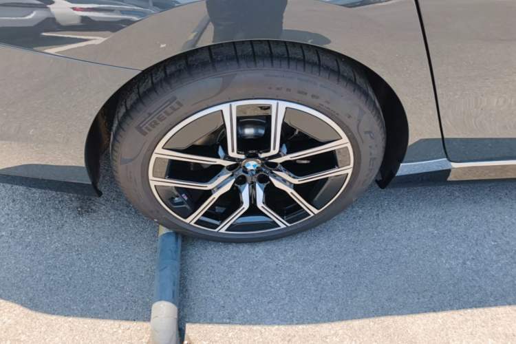 Used BMW 7 Series 2023 735Li M Sport Package Right Rear Wheel Hub