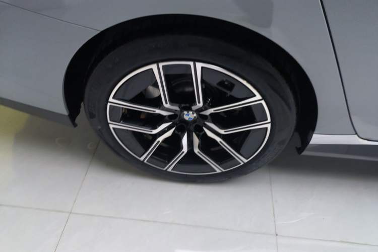 Used BMW 7 Series 2023 735Li M Sport Package Right Rear Wheel Hub
