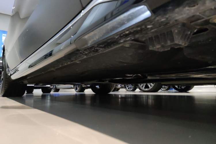 Used BMW 7 Series 2023 740Li Luxury Edition M Sport Package Right Side Sill