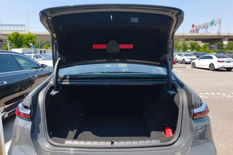 Used BMW 7 Series 2023 735Li M Sport Package Trunk
