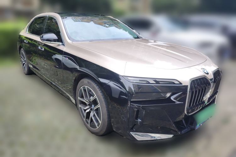Used BMW 7 Series 2023 735Li Luxury Package Front Right 45 Deg
