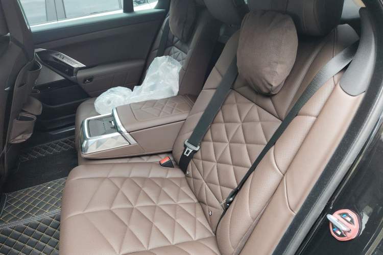 Used BMW 7 Series 2023 735Li Luxury Package Left Rear Seat