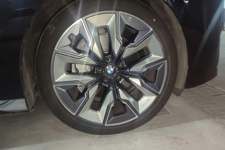 Used BMW 7 Series 2023 Updated 740Li Luxury Package Premium Edition Right Front Wheel Hub