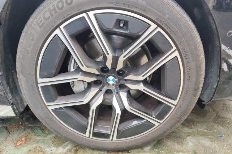 Used BMW 7 Series 2023 735Li Luxury Package Right Front Wheel Hub