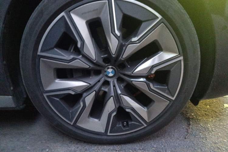 Used BMW 7 Series 2023 740Li Leading Edition Luxury Package Right Front Wheel Hub