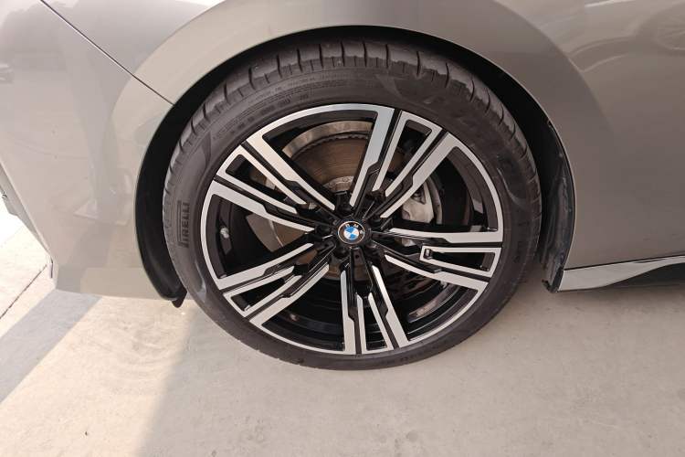 Used BMW 7 Series 2023 735Li M Sport Package Left Front Wheel Hub