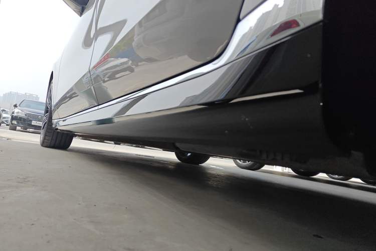 Used BMW 7 Series 2023 735Li M Sport Package Left Side Sill