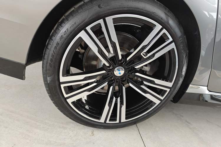Used BMW 7 Series 2023 735Li M Sport Package Right Rear Wheel Hub