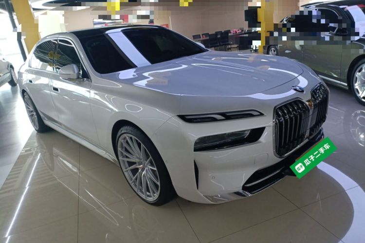 Used BMW 7 Series 2023 735Li Luxury Package Front Right 45 Deg