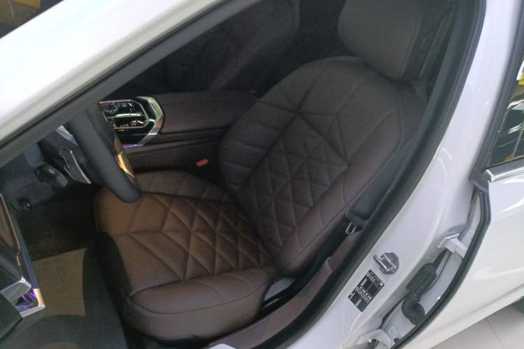 Used BMW 7 Series 2023 735Li Luxury Package Left Front Seat