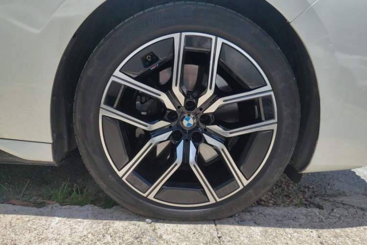 Used BMW 7 Series 2023 735Li M Sport Package Right Front Wheel Hub