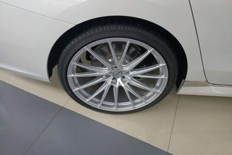 Used BMW 7 Series 2023 735Li Luxury Package Right Rear Wheel Hub