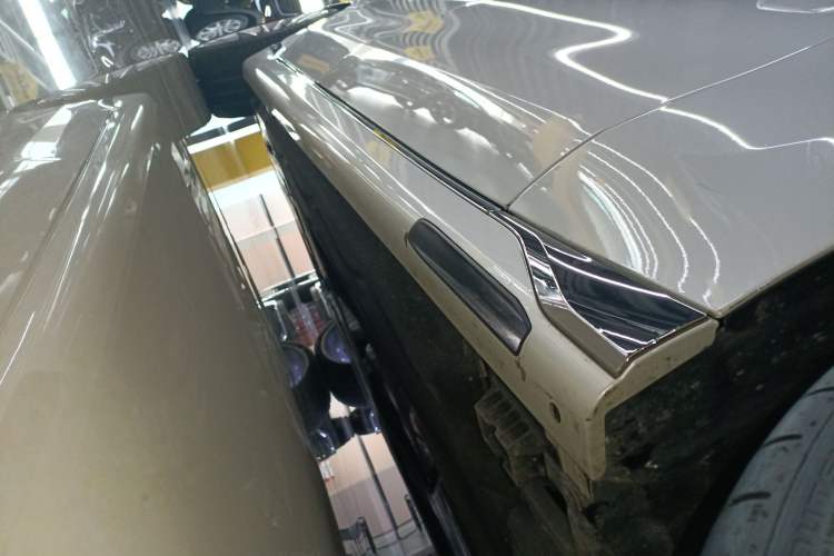 Used BMW 7 Series 2023 735Li Luxury Package Right Side Sill