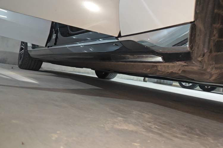 Used BMW 7 Series 2023 735Li M Sport Package Right Side Sill