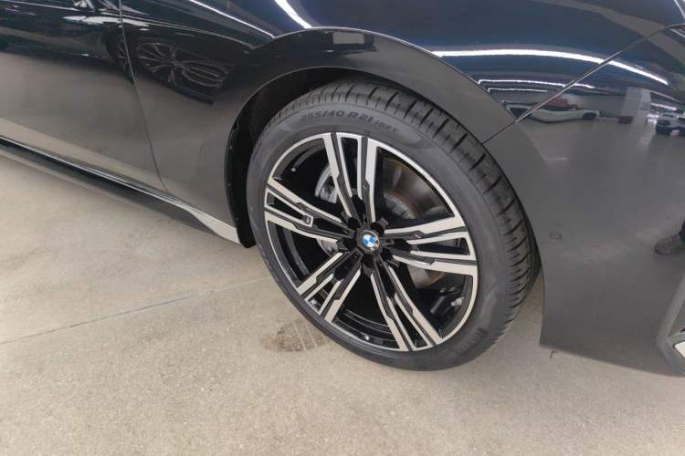 Used BMW 7 Series 2026 Model 740Li Leading-Edge M Sport Package Right Front Wheel Hub