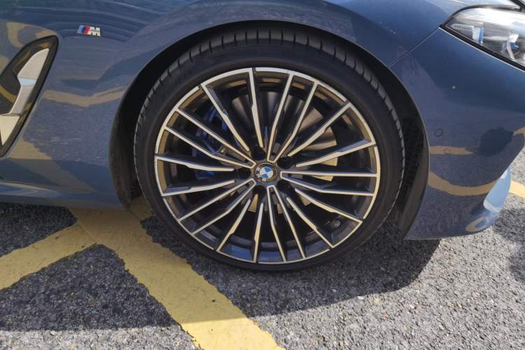 Used BMW 8 Series 2019 840i Convertible Coupe M Sport Package Right Front Wheel Hub