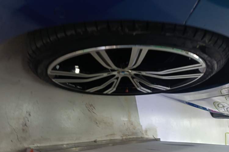 Used BMW 8 Series 2019 840i 4-Door Gran Coupe M Sport Package Left Front Wheel Hub