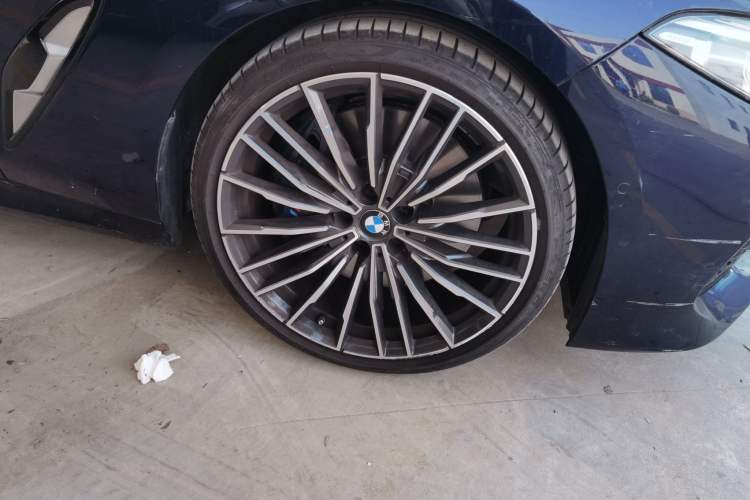 Used BMW 8 Series 2019 840i 4-Door Gran Coupe M Sport Package Right Front Wheel Hub