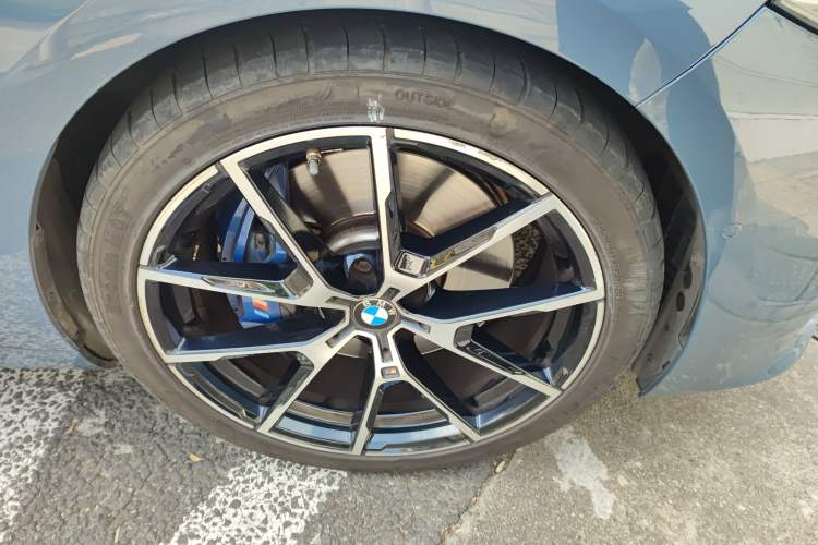 Used BMW 8 Series 2019 840i 4-Door Gran Coupe M Sport Package Right Front Wheel Hub