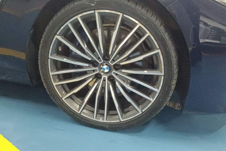 Used BMW 8 Series 2019 840i 4-Door Gran Coupe M Sport Package Right Front Wheel Hub