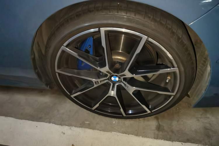 Used BMW 8 Series 2019 840i Convertible Coupe M Sport Package Right Front Wheel Hub