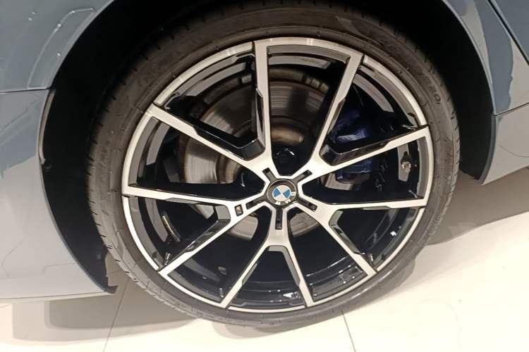 Used BMW 8 Series 2019 840i 4-Door Gran Coupe M Sport Package Right Rear Wheel Hub