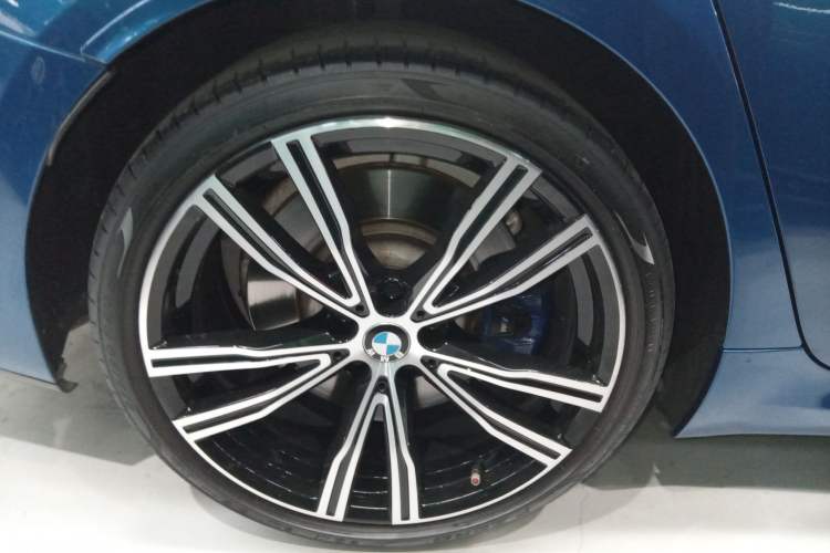 Used BMW 8 Series 2019 840i 4-Door Gran Coupe M Sport Package Right Rear Wheel Hub