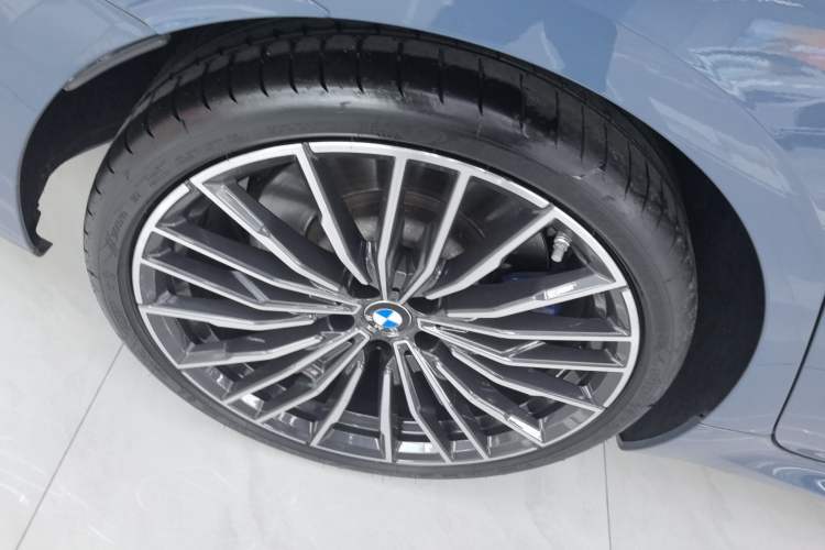 Used BMW 8 Series 2019 840i 4-Door Gran Coupe M Sport Package Right Rear Wheel Hub