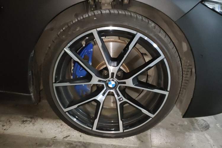 Used BMW 8 Series 2019 840i xDrive 4-Door Gran Coupe M Sport Package Right Front Wheel Hub