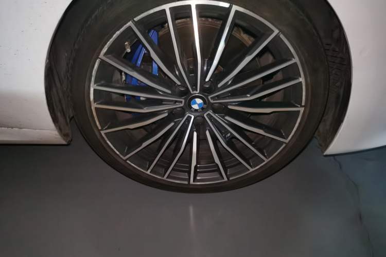 Used BMW 8 Series 2019 840i 4-Door Gran Coupe M Sport Package Right Front Wheel Hub