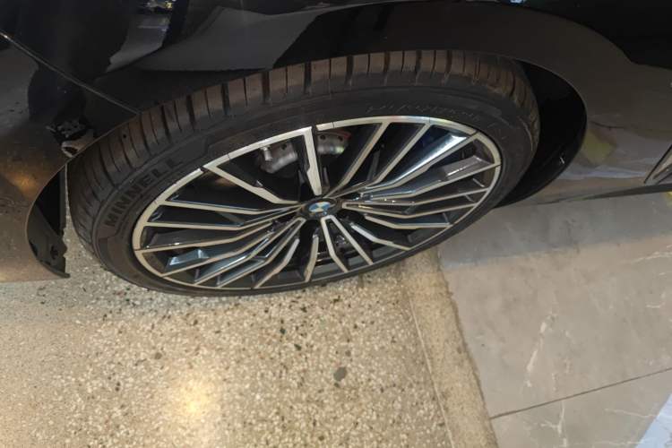 Used BMW 8 Series 2021 Facelift 840i Four-Door Coupe M Sport Package Left Front Wheel Hub